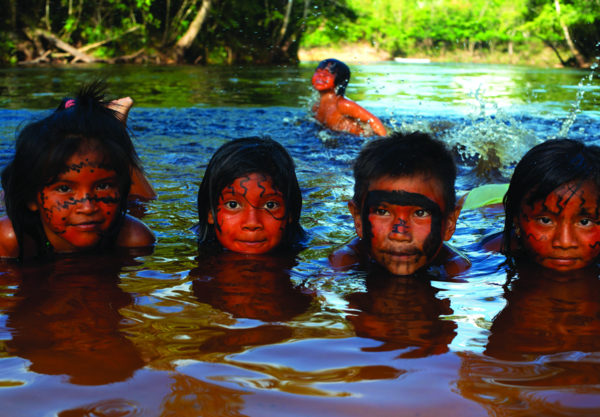 Demarcada há 30 anos, a terra Yanomami continua sob ameaça crescente. Distribuída entre os estados de Roraima e Amazonas, a maior terra indígena do país vive seu pior momento de garimpo ilegal desde a homologação do território, segundo a Hutukara Associação Yanomami. Em relatório de 2021, a associação aponta a invasão garimpeira como causa de violações sistemáticas de direitos humanos das comunidades que vivem ali, com impactos e consequências assustadores.  Em viagem no mês de julho pelo Rio Maturacá, no Amazonas, o fotógrafo especializado em povos indígenas Renato Soares captou um momento de extrema beleza envolvendo jogo e vida: a brincadeira de crianças yanomami nas águas limpas e ainda livres de mercúrio do rio.