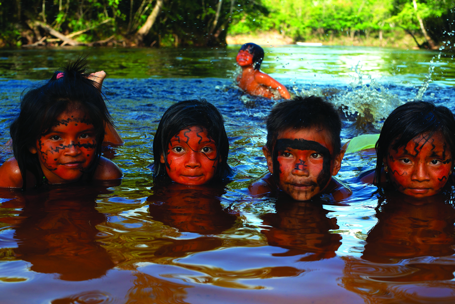 Demarcada há 30 anos, a terra Yanomami continua sob ameaça crescente. Distribuída entre os estados de Roraima e Amazonas, a maior terra indígena do país vive seu pior momento de garimpo ilegal desde a homologação do território, segundo a Hutukara Associação Yanomami. Em relatório de 2021, a associação aponta a invasão garimpeira como causa de violações sistemáticas de direitos humanos das comunidades que vivem ali, com impactos e consequências assustadores.

Em viagem no mês de julho pelo Rio Maturacá, no Amazonas, o fotógrafo especializado em povos indígenas Renato Soares captou um momento de extrema beleza envolvendo jogo e vida: a brincadeira de crianças yanomami nas águas limpas e ainda livres de mercúrio do rio.