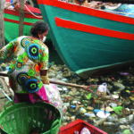 Legenda da foto: Catadora da TONTOTON, Sorn Srey Mom, coleta plásticos órfãos para transformá-los em cimento em Sihanoukville, Camboja. Foto: cortesia TONTOTON