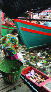catadora de lixo no Camboja