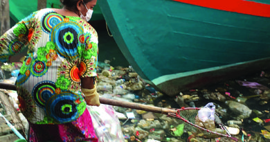 Catadora de lixo no Camboja
