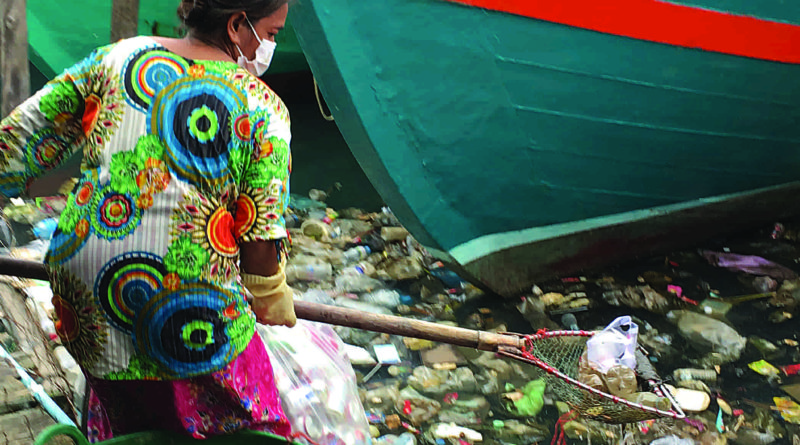 Catadora de lixo no Camboja