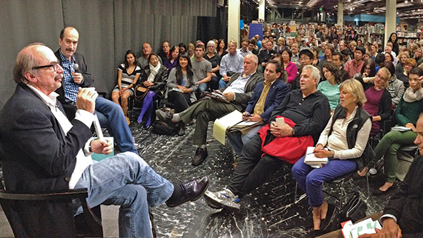 Os irmãos e parceiros da IDEO David e Tom Kelley (à esquerda) conduzem um evento de livros na Kepler’s Books.