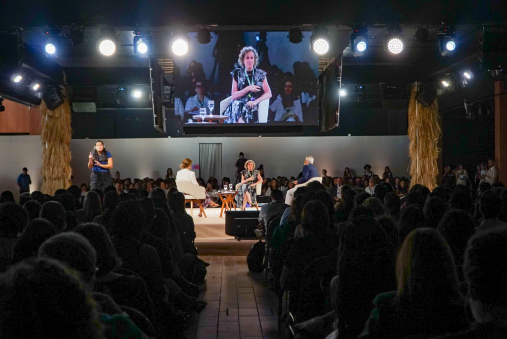 Abigail Disney em plenária do 13º Congresso Gife. Foto: Divulgação Gife
