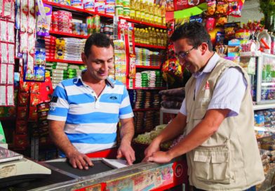 Comerciante (à esquerda) em Bogotá, Colômbia, recebe orientação de um consultor da Fundes como parte do projeto 4e, realizado em parceria com a SABMiller. Foto: Divulgação Fundes