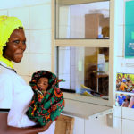 Uma jovem mãe no centro de saúde de Kpétab, distrito de Dankpen, Togo. (Foto cortesia da Integrate Health)