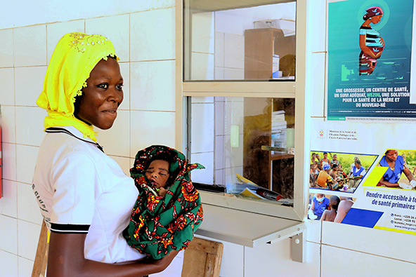 Uma jovem mãe no centro de saúde de Kpétab, distrito de Dankpen, Togo. (Foto cortesia da Integrate Health)