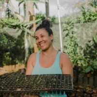 A produtora agroecológica Daniela França exibe mudas de cacau cultivadas em sistema cabruca