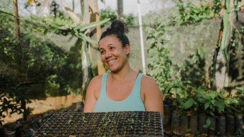A produtora agroecológica Daniela França exibe mudas de cacau cultivadas em sistema cabruca
