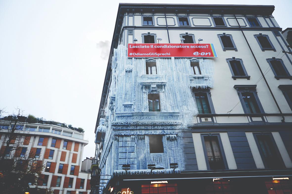Foto de prédio com instalação artística que simula gelo em sua fachada. A campanha foi promovida pela empresa de transição energética E.ON Italia