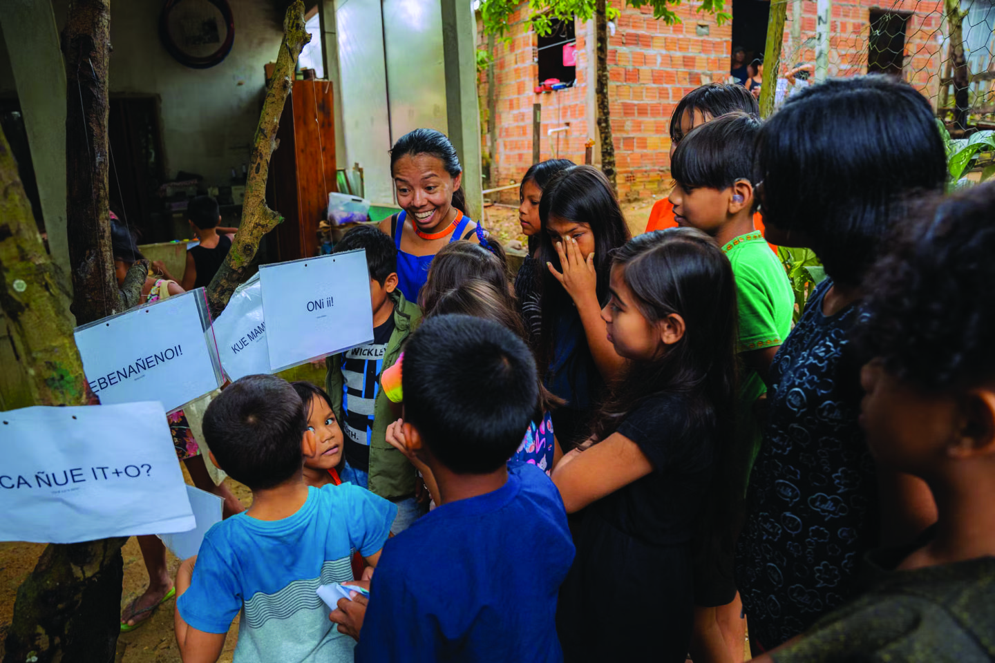 Vanda Witoto com alunos do Instituto Witoto