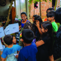 Vanda Witoto com alunos do Instituto Witoto