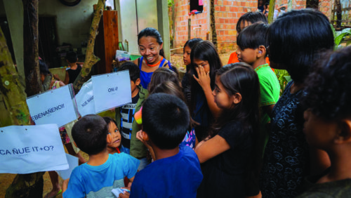 Vanda Witoto com alunos do Instituto Witoto