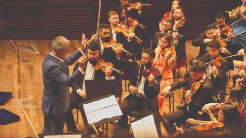 Orquestra Sinfônica Heliópolis se apresenta sob regência do maestro Edilson Ventureli durante a cerimônia de abertura do Teatro Baccarelli.