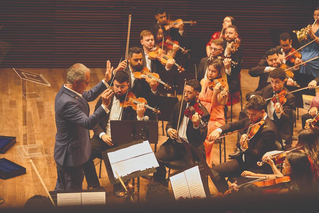 Orquestra Sinfônica Heliópolis se apresenta sob regência do maestro Edilson Ventureli durante a cerimônia de abertura do Teatro Baccarelli.