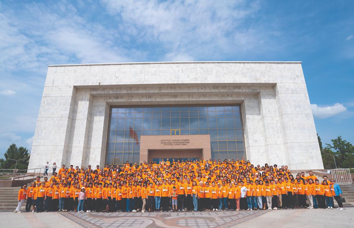 Equipe da Fundação
Bilimkana, alunos e
professores posam
em frente ao Museu
Estatal de História
do Quirguistão,
em maio de 2022