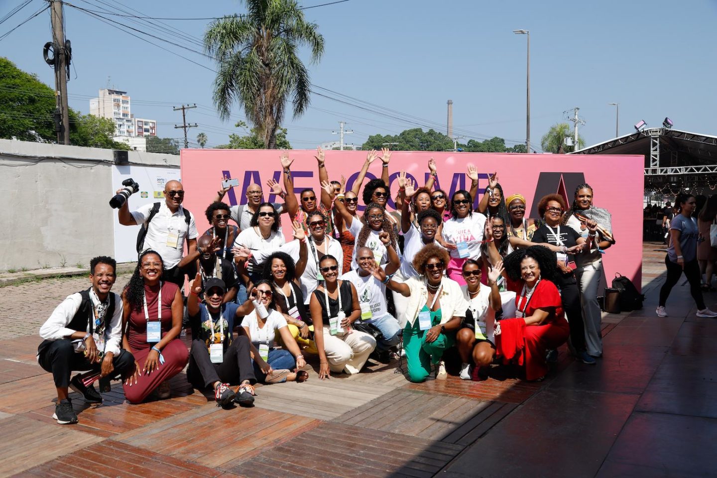 Equipe do Odabá Afroempreendedorismo posa em frenta a um letreiro do South Summit Porto Alegre