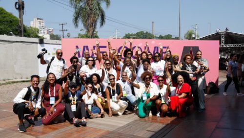 Equipe do Odabá Afroempreendedorismo posa em frenta a um letreiro do South Summit Porto Alegre