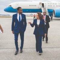 Andre Dickens, prefeito de Atlanta, caminha ao lado de Kamala Harris (então vice-presidente dos Estados Unidos) em visita à cidade