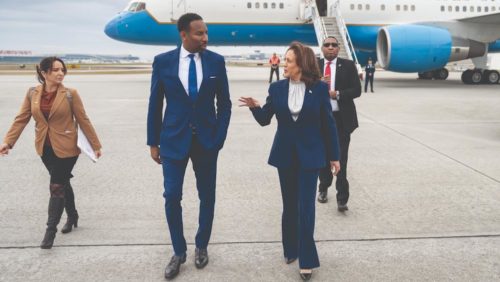 Andre Dickens, prefeito de Atlanta, caminha ao lado de Kamala Harris (então vice-presidente dos Estados Unidos) em visita à cidade