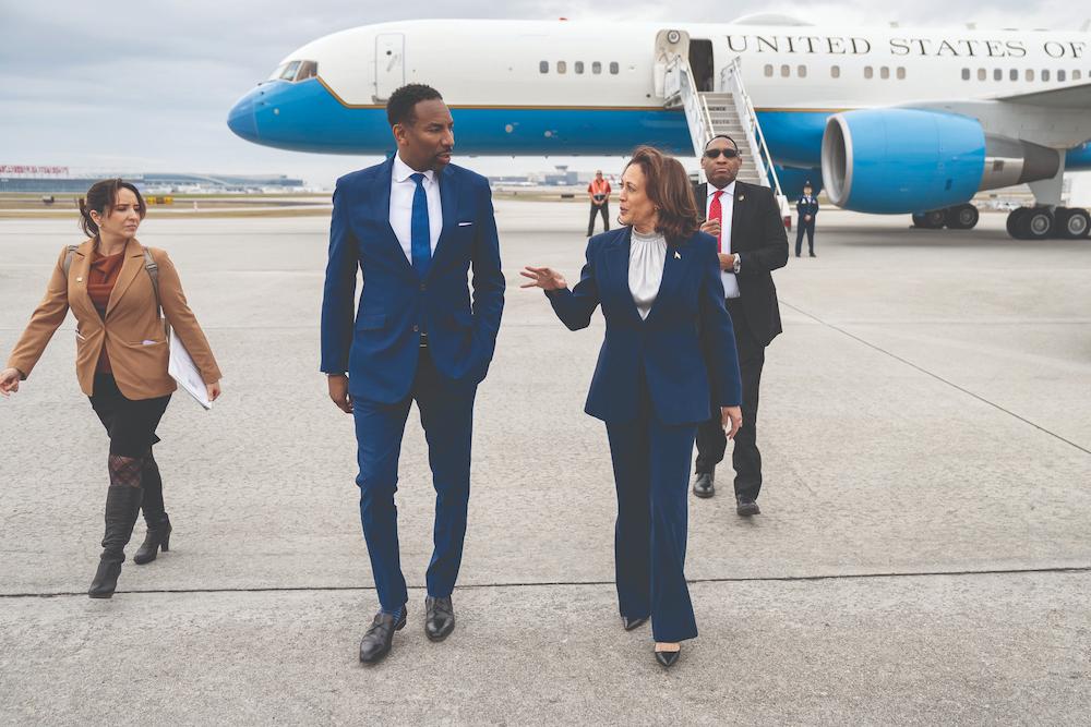 Andre Dickens, prefeito de Atlanta, caminha ao lado de Kamala Harris (então vice-presidente dos Estados Unidos) em visita à cidade