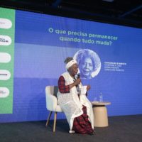 A escritora Conceição Evaristo encontra-se no meio do palco do Fórum Brasileiro de Filantropos e Investidores Sociais 2026