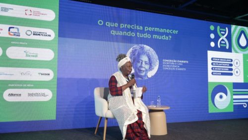 A escritora Conceição Evaristo encontra-se no meio do palco do Fórum Brasileiro de Filantropos e Investidores Sociais 2026