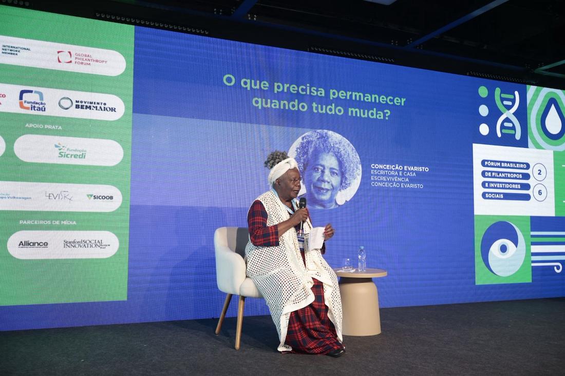 A escritora Conceição Evaristo encontra-se no meio do palco do Fórum Brasileiro de Filantropos e Investidores Sociais 2026