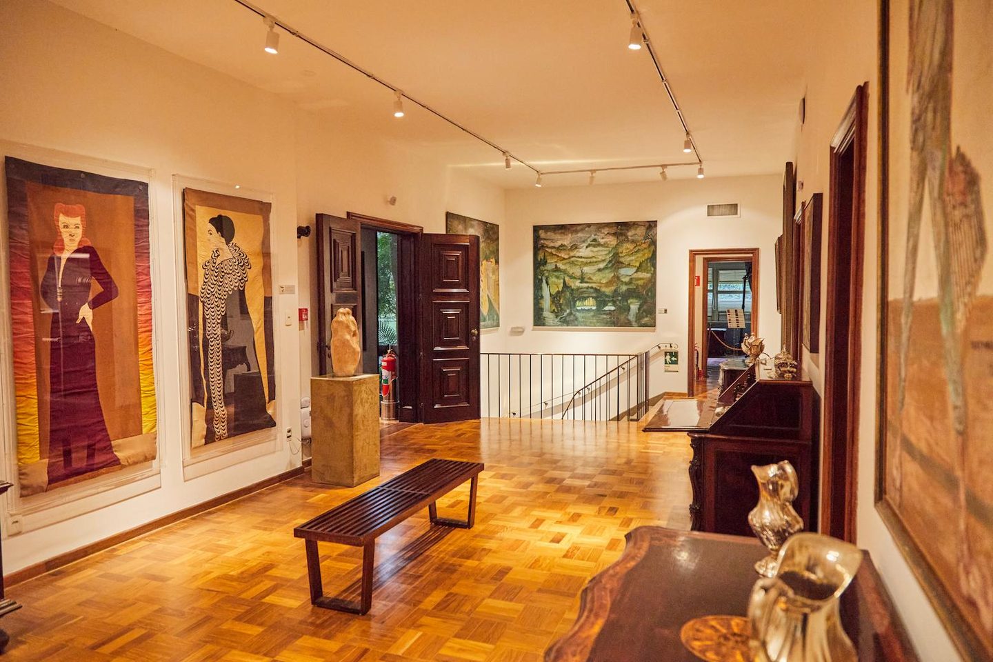 foto de uma das salas da Fundação Maria Luisa e Oscar Americano, com pinturas, vasos e móveis antigos