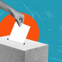 ilustração de uma mão inserindo um pedaço de papel (contendo um voto) dentro de uma urna