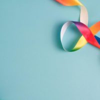 Fita de cetim infinito em forma de arco-íris no fundo azul claro