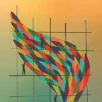 Ilustração abstrata em fundo degradê amarelo e verde. Uma grande forma composta por fragmentos geométricos coloridos — vermelhos, verdes, azuis, amarelos e pretos — atravessa uma estrutura de linhas verticais e horizontais. Três pequenas silhuetas humanas aparecem em diferentes alturas, interagindo com a estrutura e com a forma colorida.