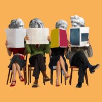 colagem de quatro pessoas sentadas numa fila de cadeiras, como se estivessem assistindo a um espetáculo. Todas seguram um folheto e suas cabeças são como estátuas clássicas