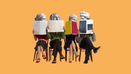 colagem de quatro pessoas sentadas numa fila de cadeiras, como se estivessem assistindo a um espetáculo. Todas seguram um folheto e suas cabeças são como estátuas clássicas
